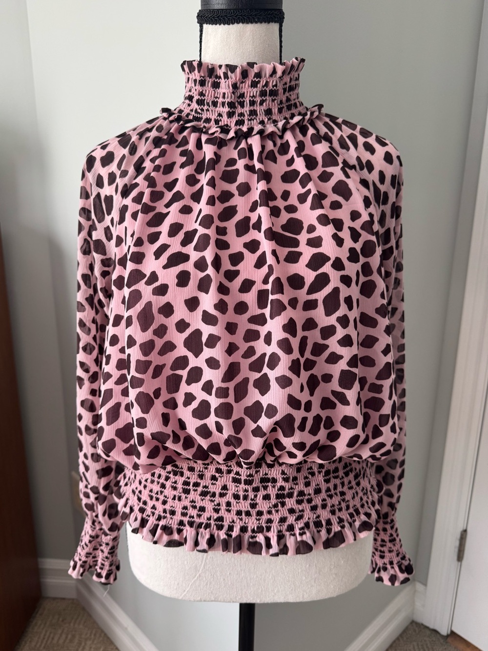 Ann Taylor smocked leopard print chiffon blouse pink XS Mock Neck Peplum Mobwife